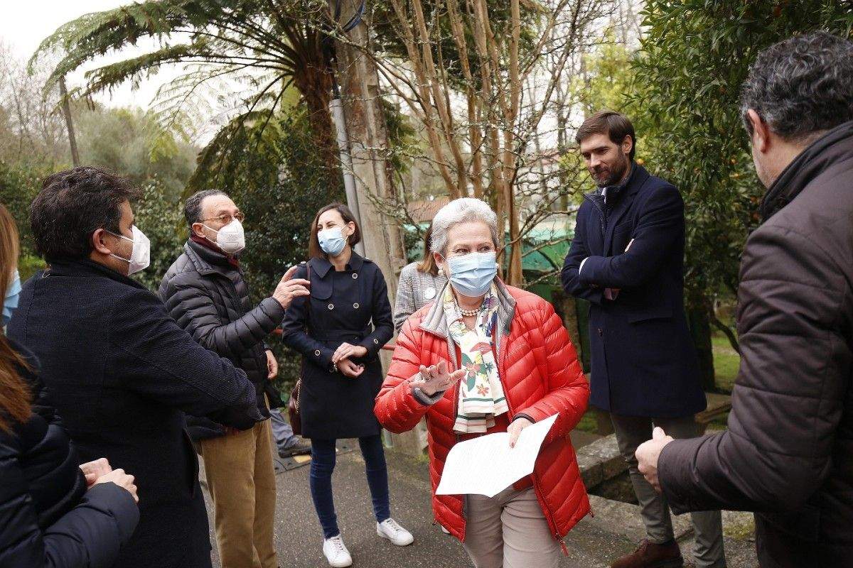Carmen Salinero guía una visita por la Estación Fitopatológica de O Areeiro