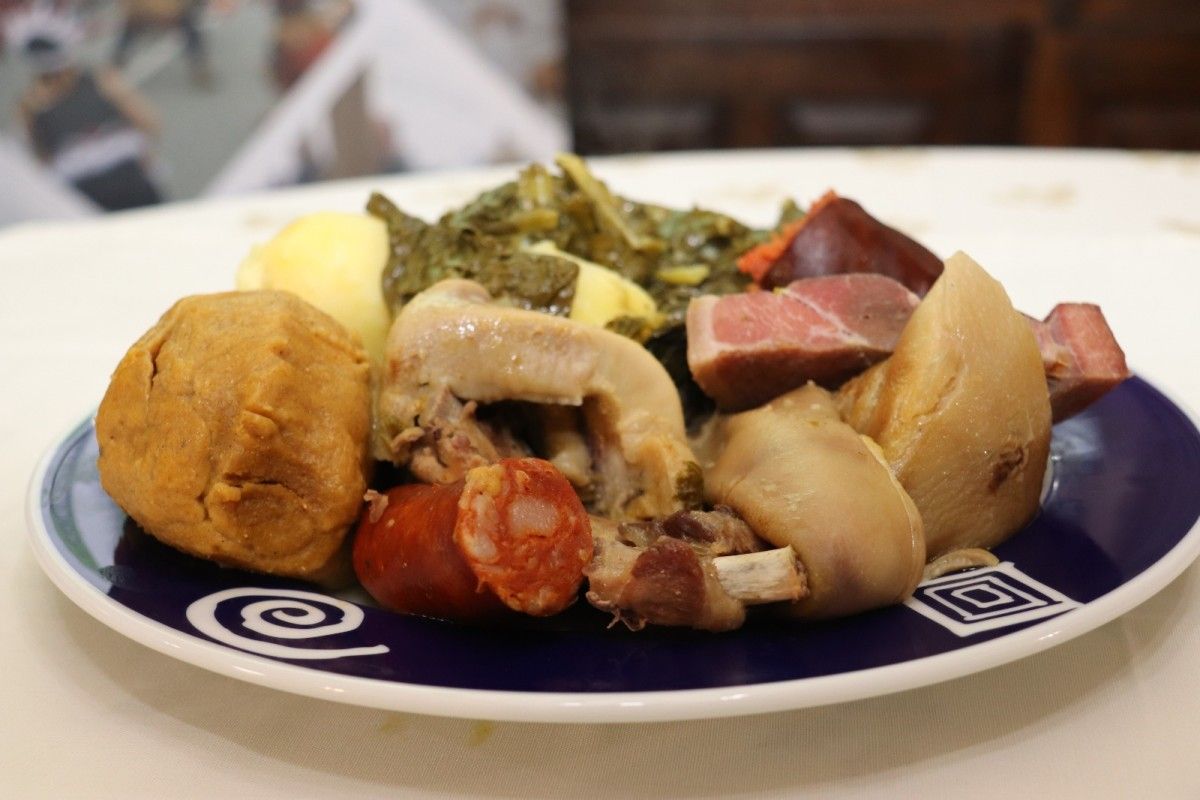 Un plato de cocido con el bollo del petote