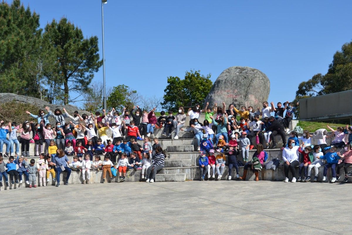 A comunidade escolar do CEIP Montemogos organiza un acto contra a guerra en Ucraína