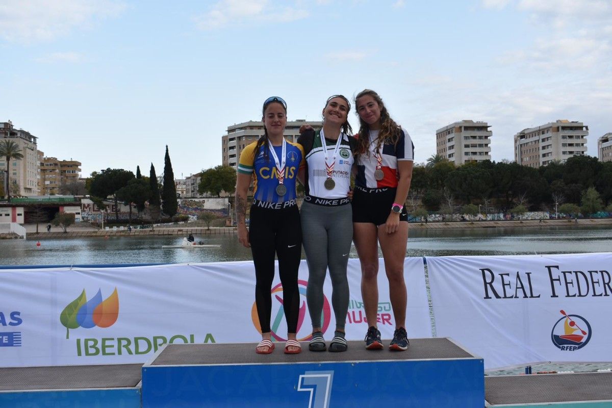 Claudia Couto (medio) no Campionato de España de Invierno en Sevilla