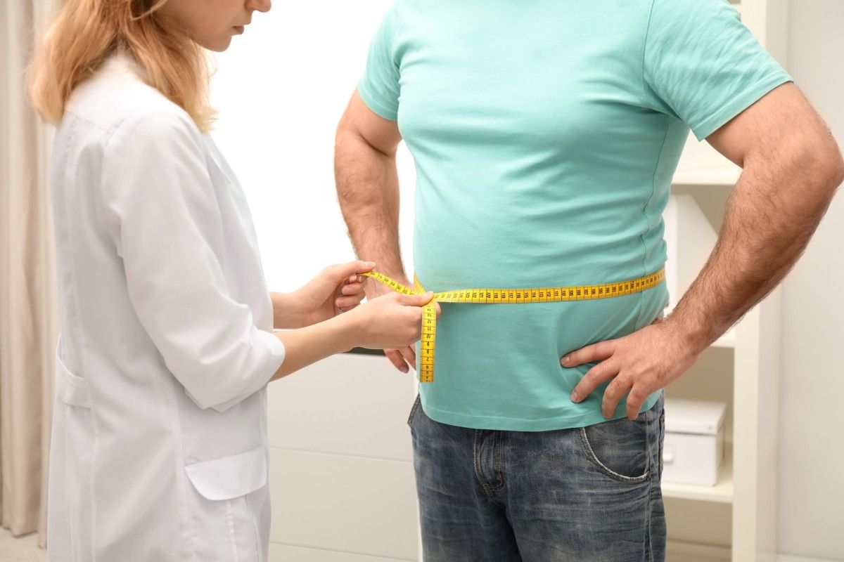 El abdomen es una zona donde se puede acumular grasa indeseada y muy difícil de eliminar solo con ejercicio físico y con dieta
