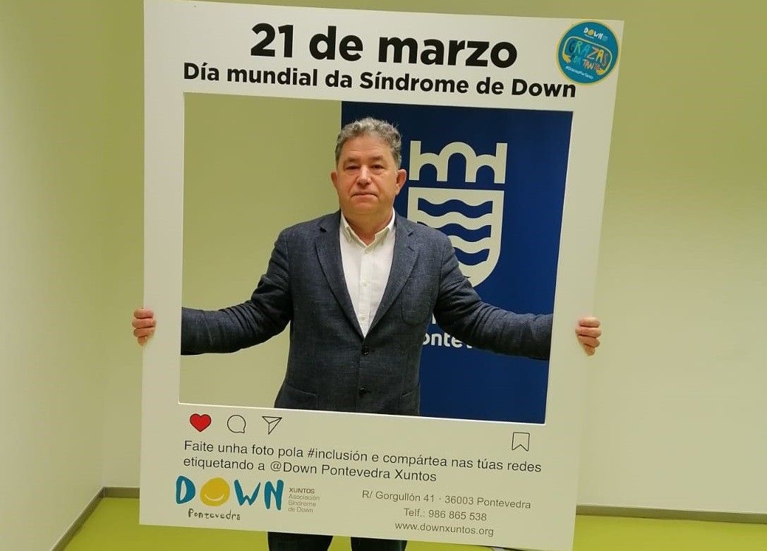 O alcalde de Pontevedra, Fernández Lores,  posa co photocall de Xuntos para conmemorar o Día Mundial da Síndrome de Down
