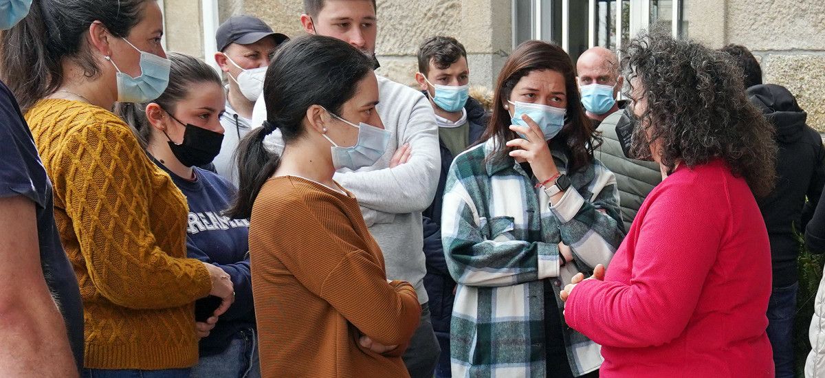 Susana Rosillo, del Colectivo Feminista de Pontevedra, con allegados a Jessica en el exterior de los juzgados de Caldas	