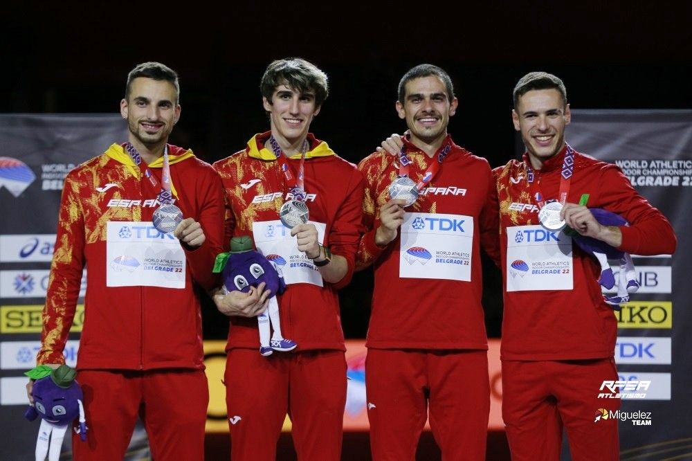 Iñaki Cañal (izquierda), subcampeón del mundo en el 4x400m