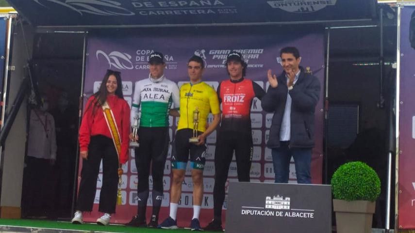 Alejandro Gómiz (dereita) no podio do Gran Premio Primavera de Ontur