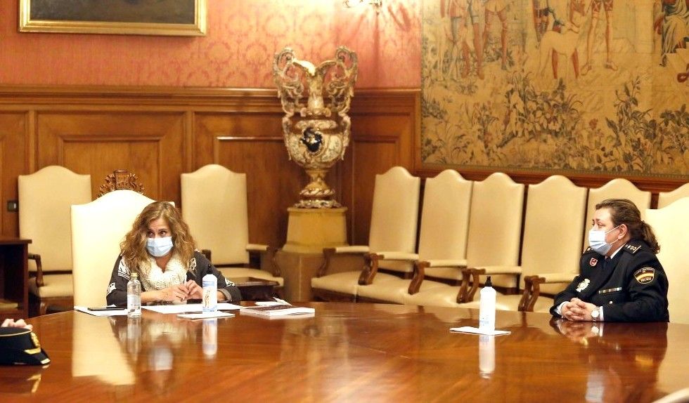 Carmela Silva durante la visita de Estíbaliz Palma a la Deputación de Pontevedra