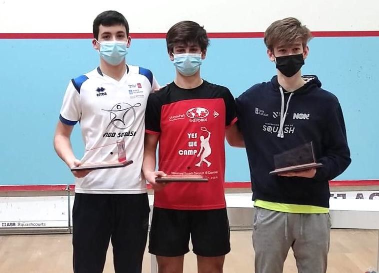 Pablo Caínzos (centro) tras proclamarse campión galego sub-17 de squash