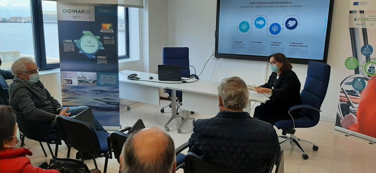 Encuentro de la subdelegada del Goberno con miembros de la Organización de Productores de Pesca Fresca del Puerto y la Ría de Marín (OPROMAR)