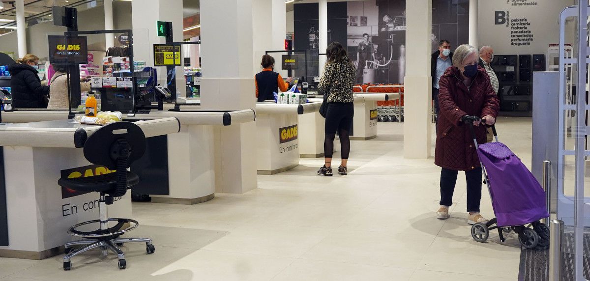 Consumidores salen de un supermercado en Pontevedra