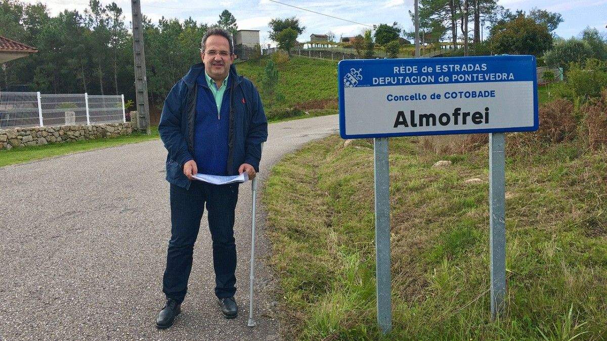 O portavoz do BNG en Cerdedo-Cotobade, Ernesto Filgueira, urxe a reforma da estrada de Almofrei