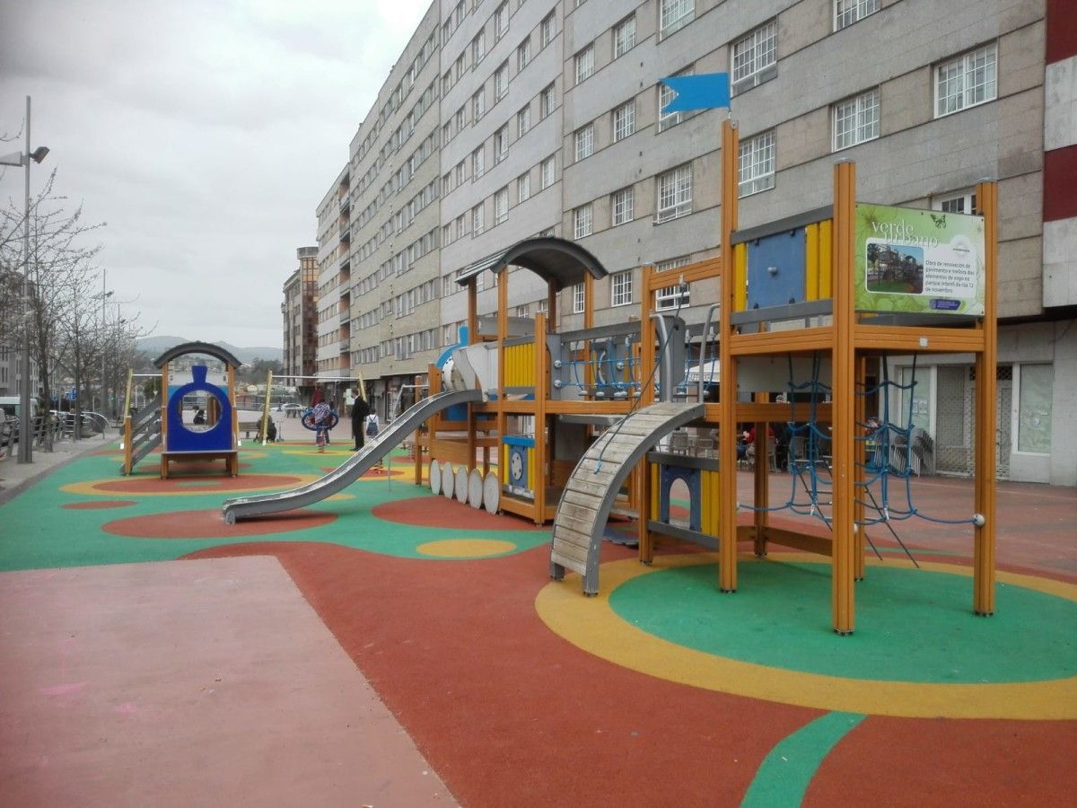 Parque infantil da pasarela da rúa José Adrio