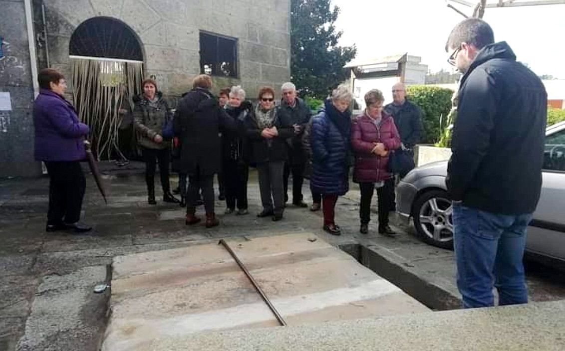 Turistas coñecendo elementos do patrimonio histórico de Cuntis