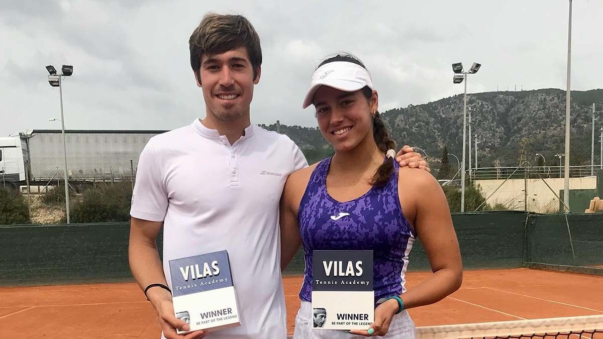 Jessica Bouzas junto a Carlos López, ganador masculino del W15 de Palmanova