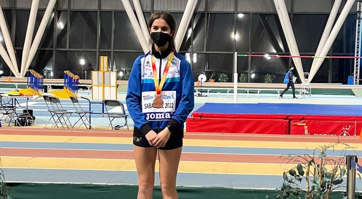 Marina Artemia Pérez, en el podio del Campeonato de España Sub-16 en Sabadell