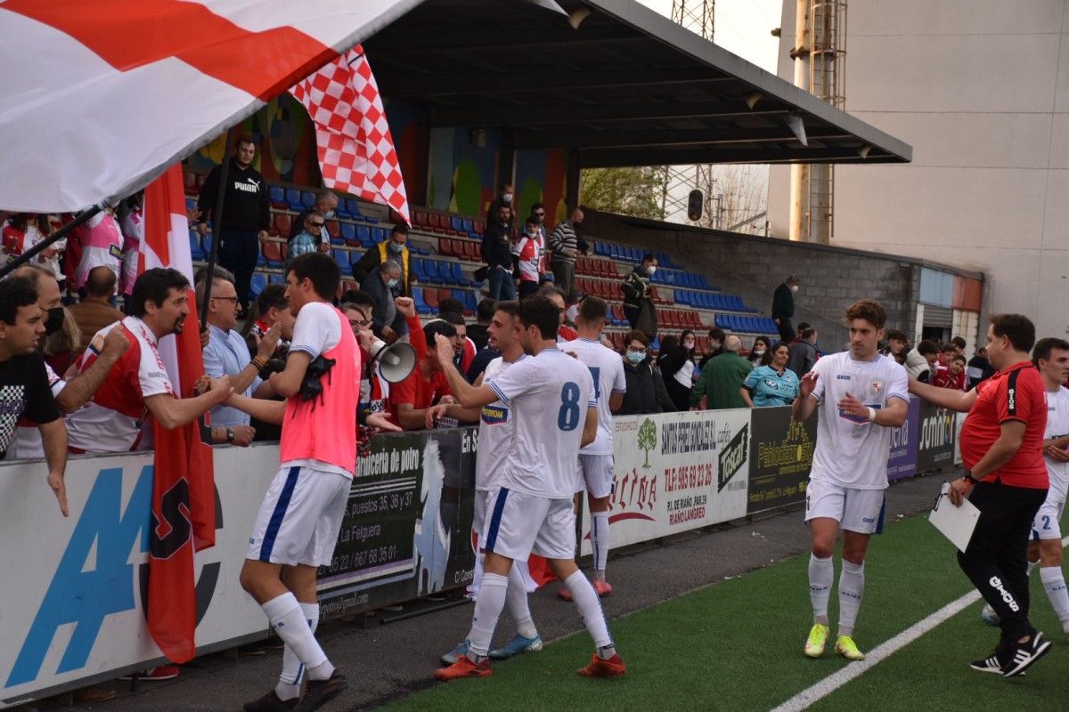 Partido de liga entre Langreo e Arosa
