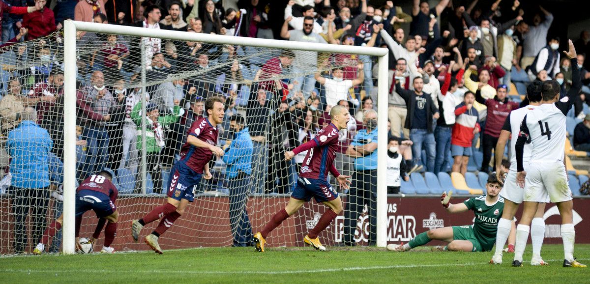 Momento del segundo gol del Pontevedra en el partido de liga frente al Unión Adarve en Pasarón