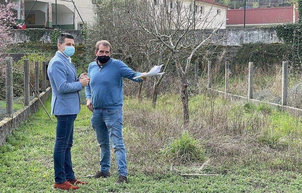 O alcalde de Ponte Caldelas, Andrés Díaz, visita a zona onde se vai construír o aparcamento central