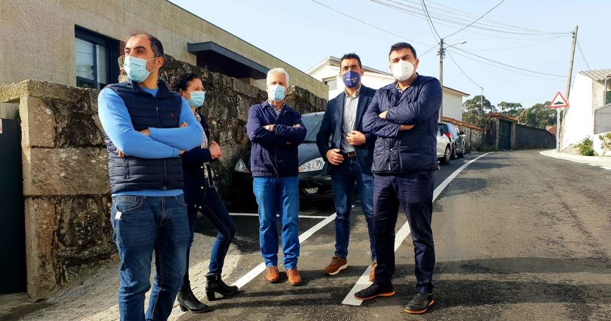 Visita á obra de remodelación integral do camiño de acceso a Monte Covelo, en Samieira