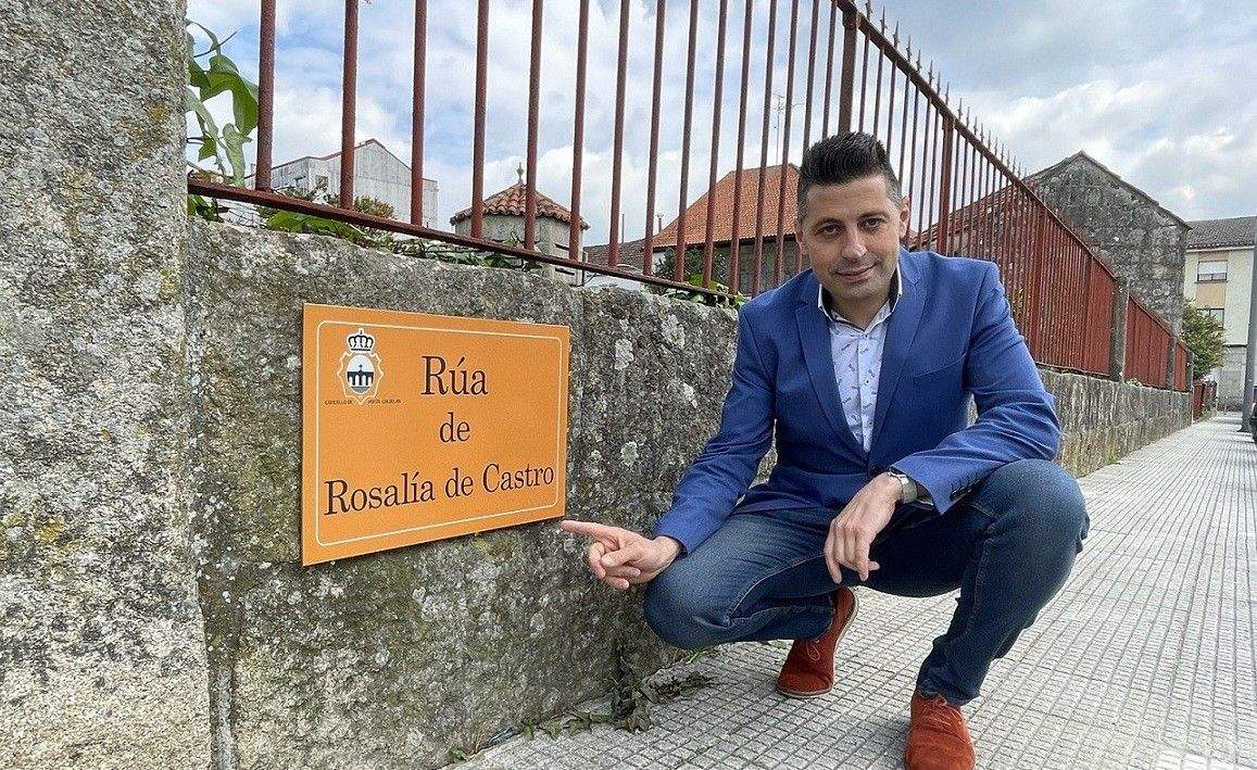 O alcalde de Ponte Caldelas, Andrés Díaz, sinala a placa colocada na rúa Rosalía de Castro
