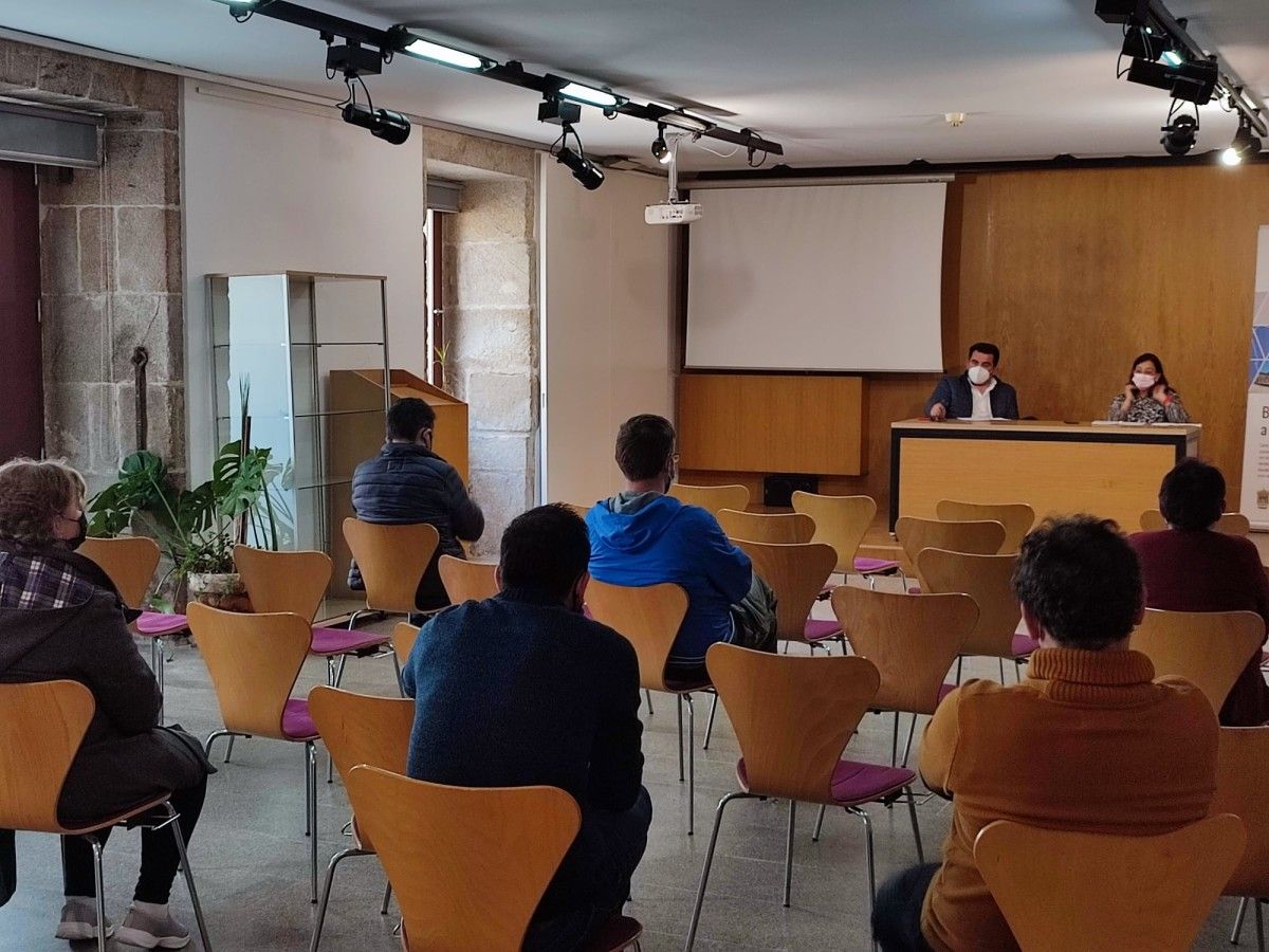 Reunión de representantes do goberno local de Cuntis con hostaleiros do municipio