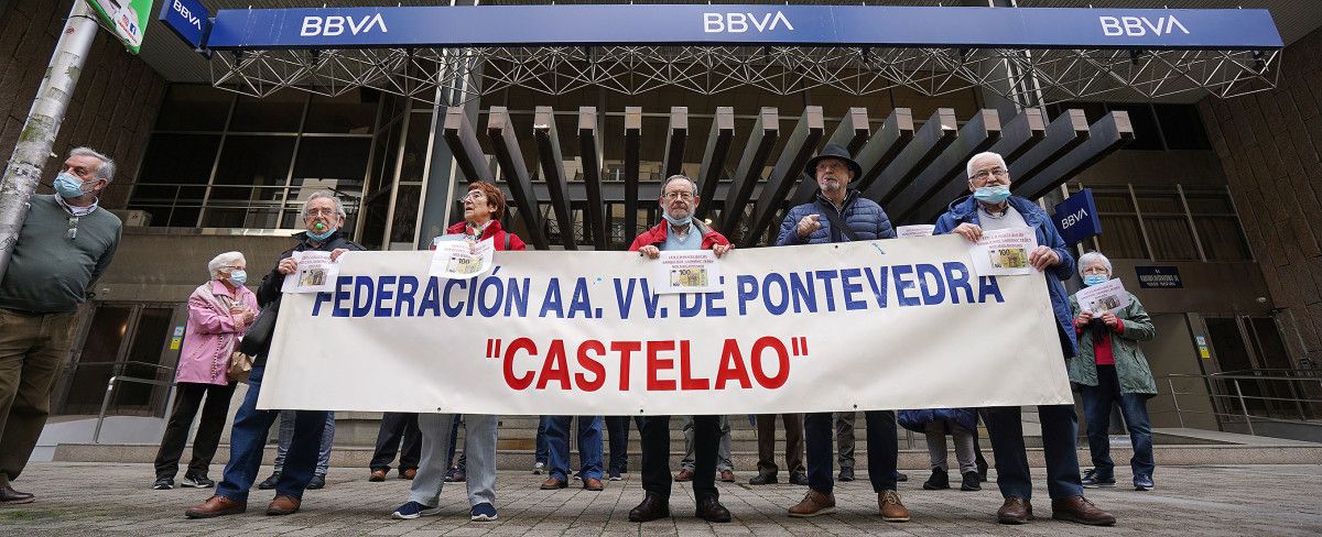 A Federación de Asociacións de Veciños Castelao continúa coas súas manifestacións diante dos bancos