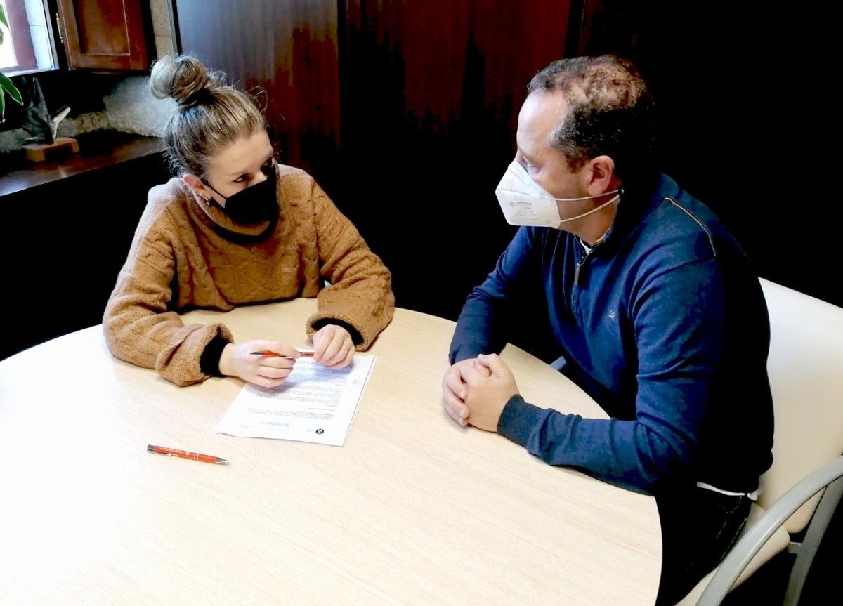 Reunión entre Marga Caldas e o presidente do Poio Pescamar, Juanjo García