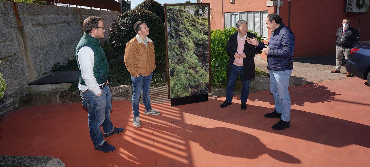 O alcalde de Pontevedra, Miguel Anxo Fernández Lores, presenta os novos cadros de control de iluminación no rural