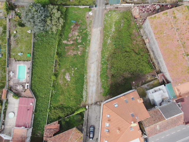 Imaxe aérea de la parcela que se acondicionará como aparcamiento público en Vilalonga