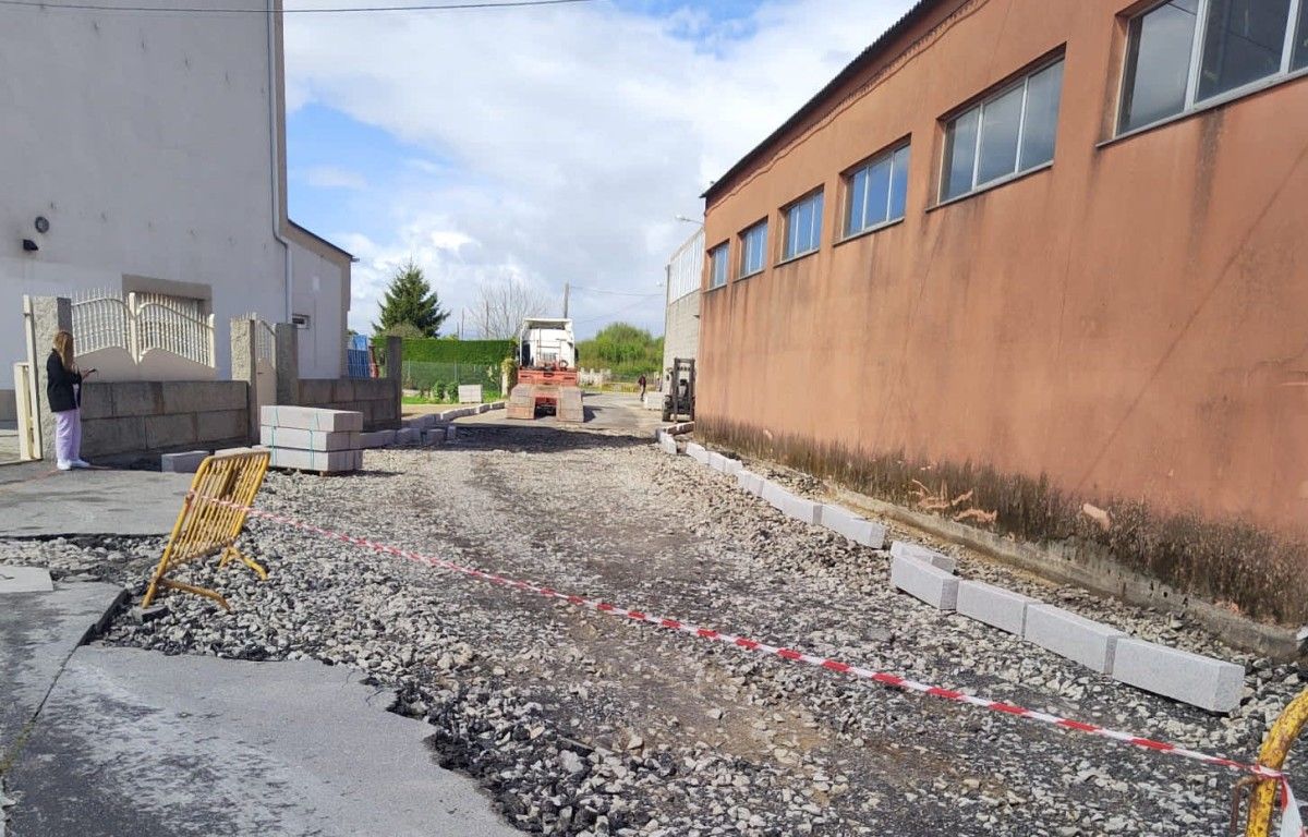 Obras na estrada que une Dena e Pasales