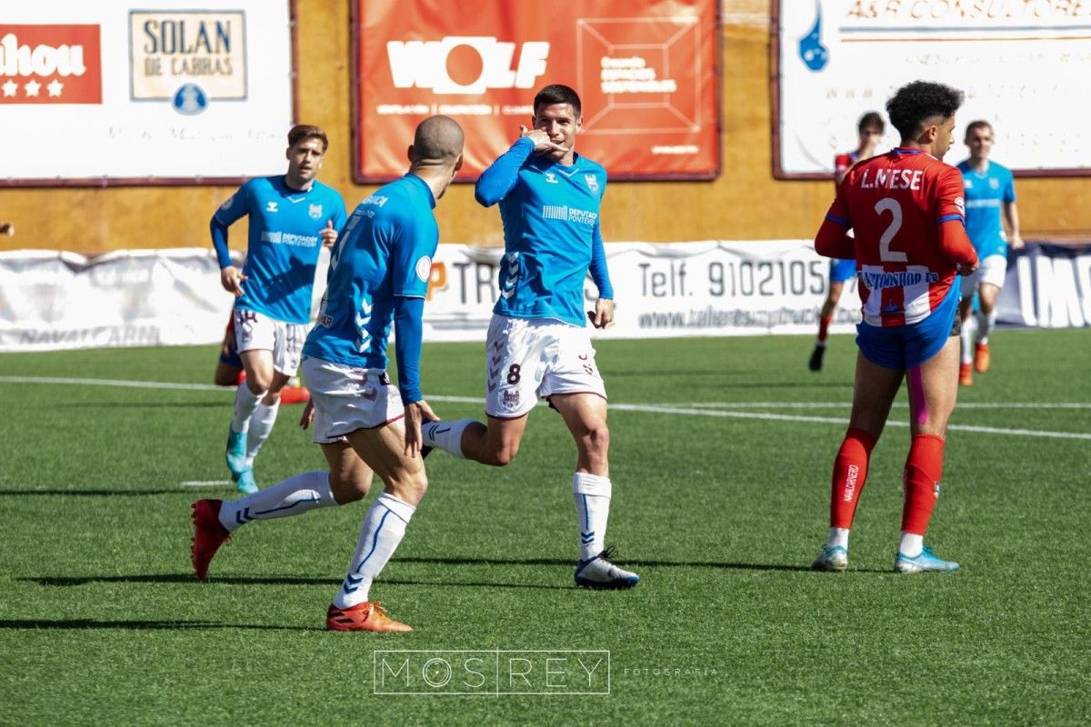 Brais Abelenda celebra el 0-1 del Pontevedra en Navalcarnero