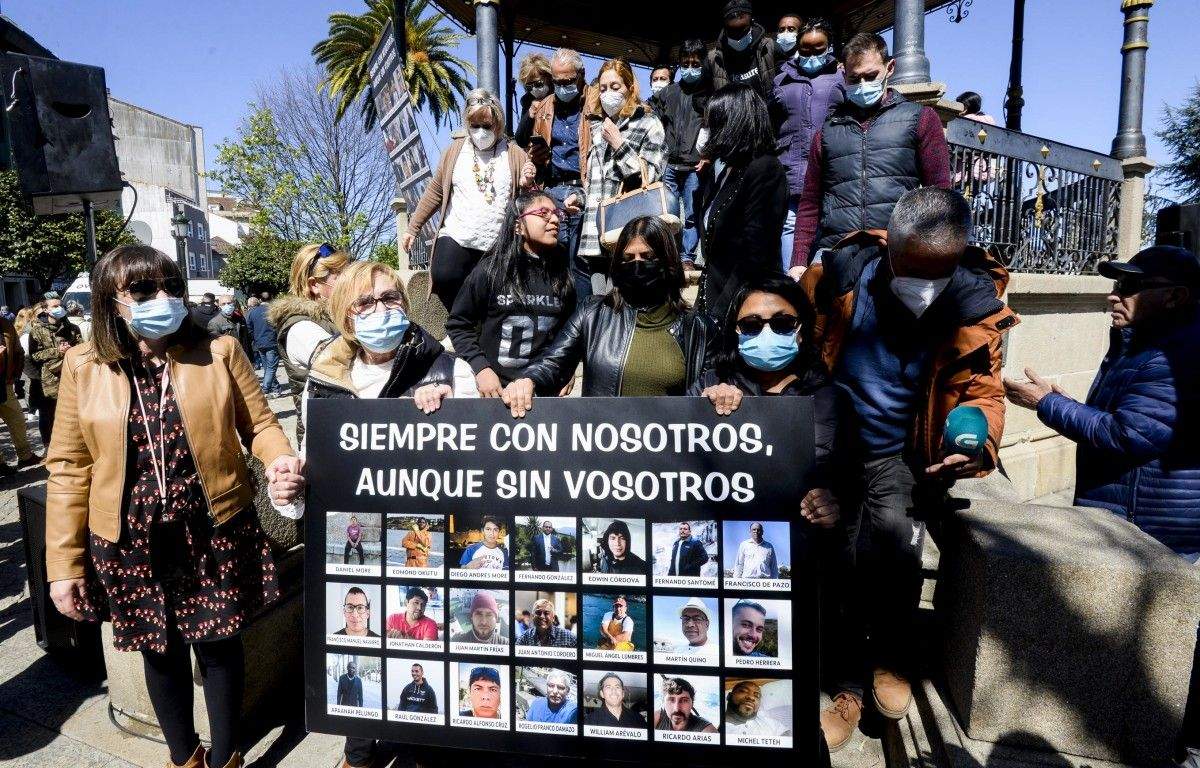 Concentración en la Alameda de Marín convocada por las familias del Villa de Pitanxo