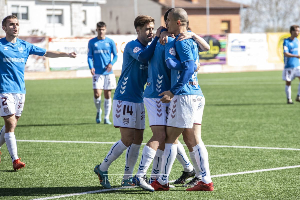 Partido entre Navalcarnero y Pontevedra en el Estadio Mariano González