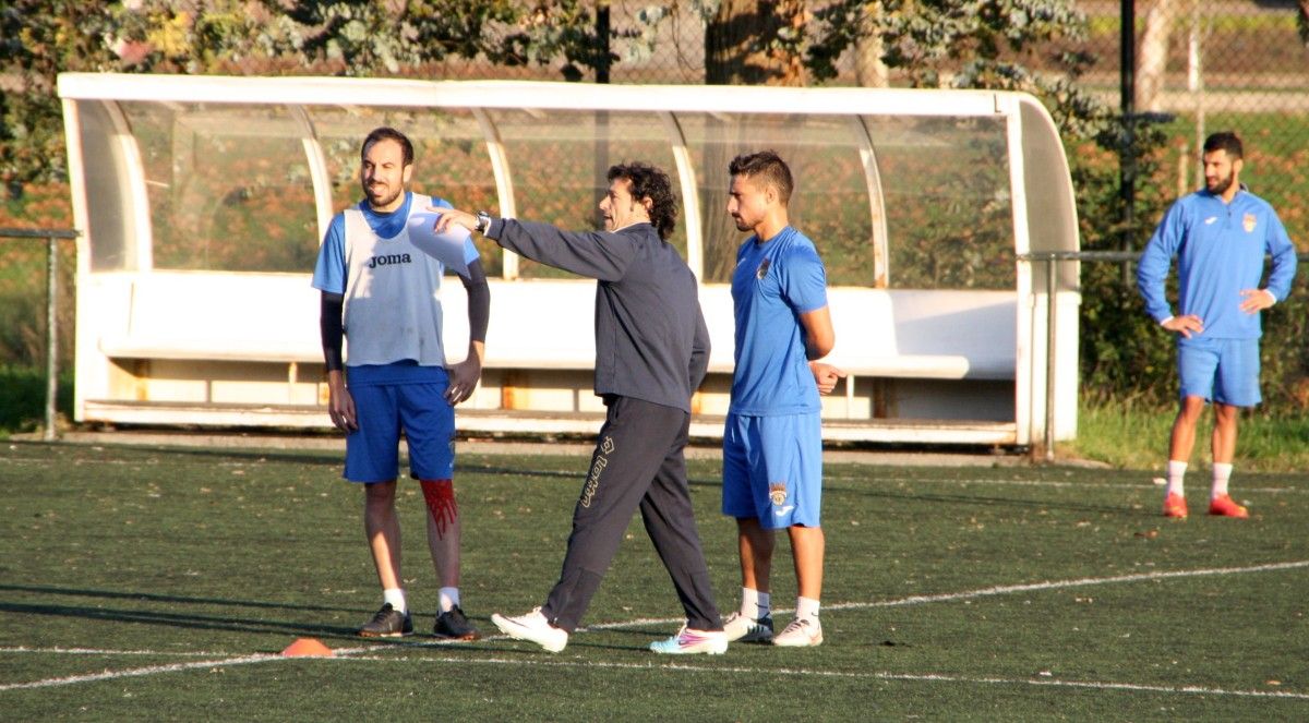 Luisito fala con Mouriño e Jacobo no adestramento celebrado na Xunqueira