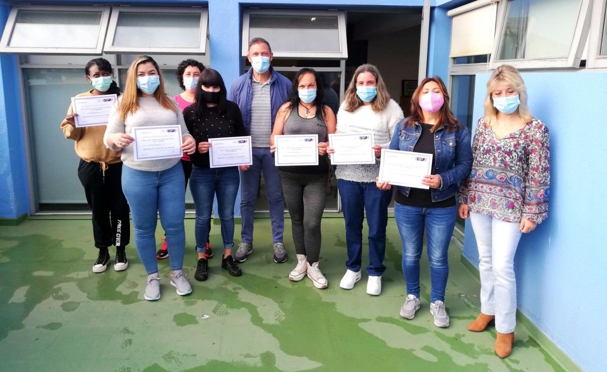 O concelleiro de Benestar Social, Marcos Rey, con alumnas que superaron o curso de SAF