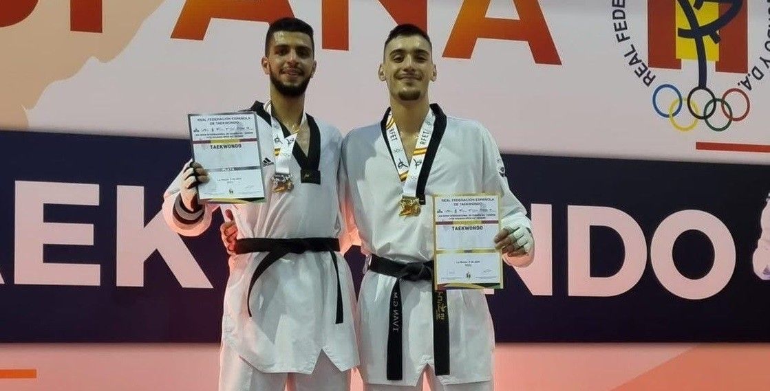 Iván García (dereita) posa coa medalla de ouro do Open de España