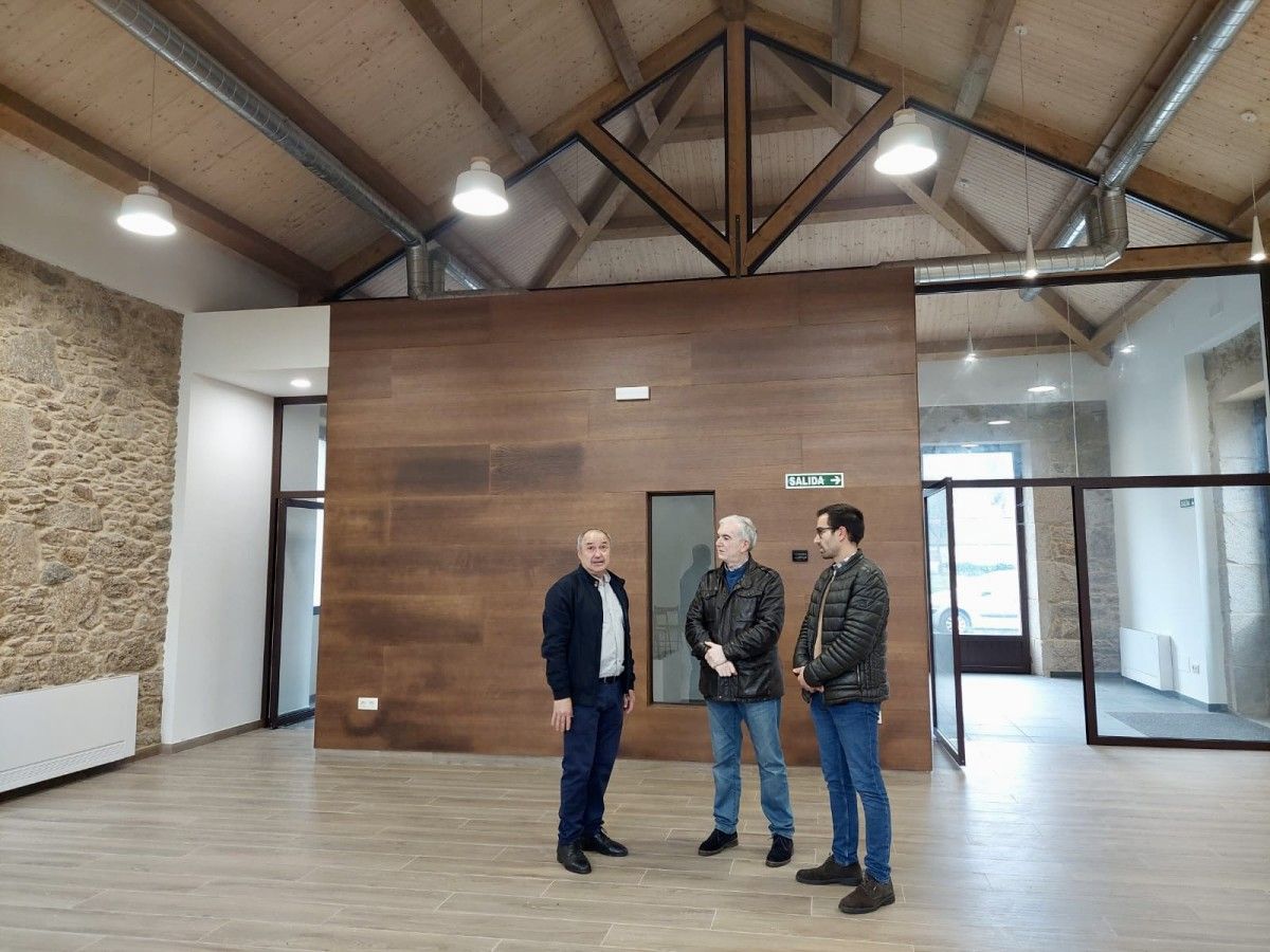 O alcalde de Moraña, José Cela, e o presidente de Afapo, José Manuel Fontenla, visitan a Casa de Alende