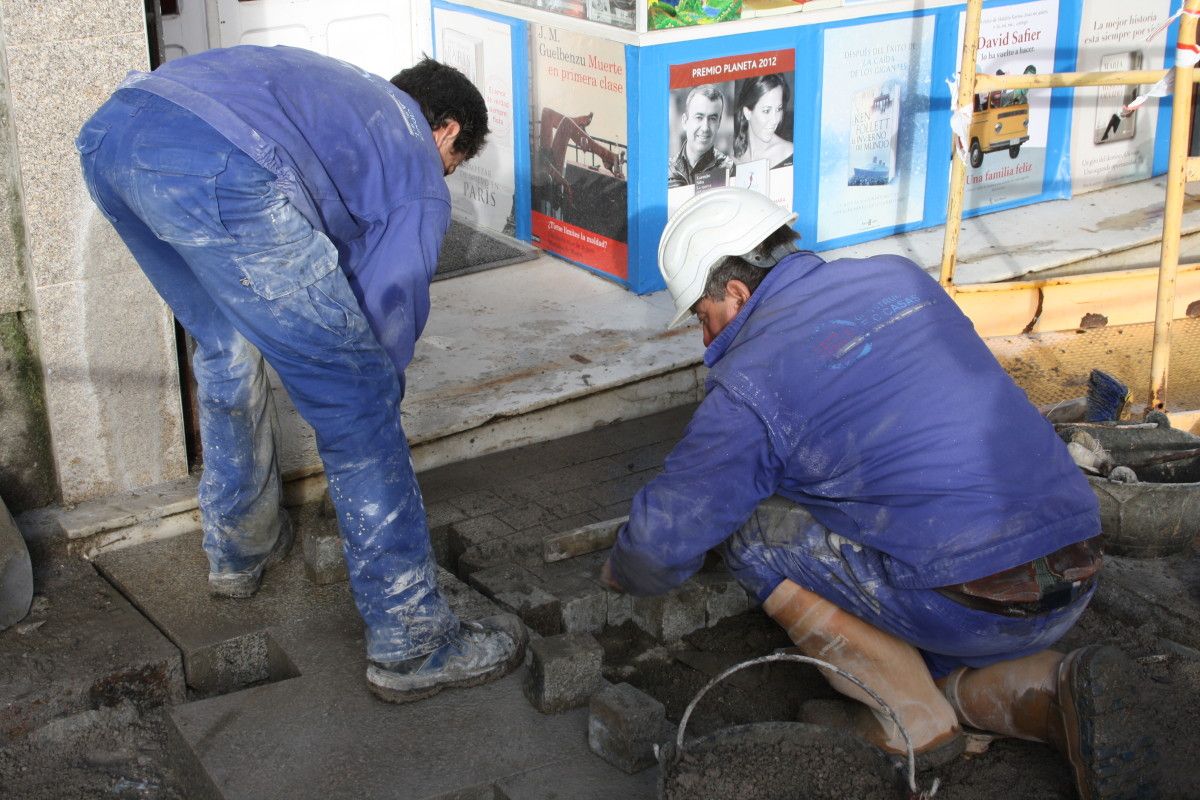 Dous traballadores nunha obra en Pontevedra