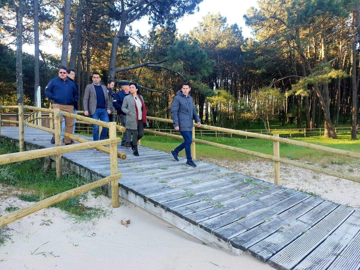 Visita de Luis López e Carlos Iglesias ao espazo dunar de Area de Secada