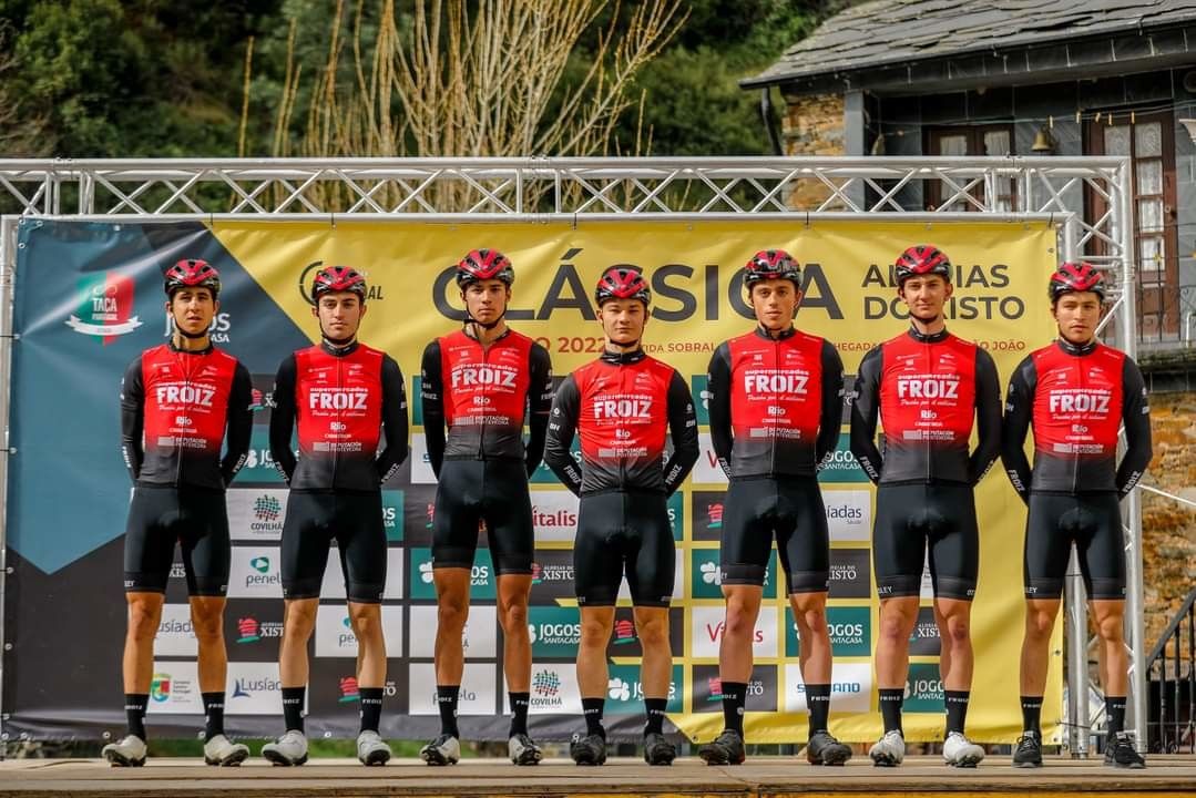 Equipo sub 23 do Supermercados Froiz que participará na Volta a Portugal do Futuro