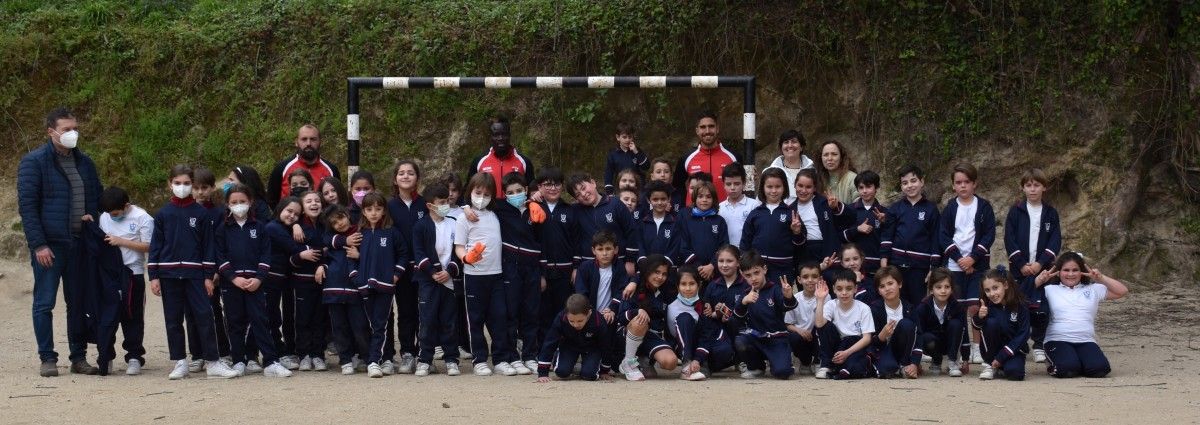 Xogadores e un adestrador do Arosa visitan un colexio en Vilagarcía