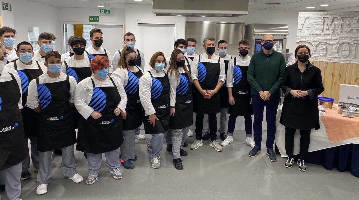 El chef Xoán Crujeiras con el alumnado del Carlos Oroza