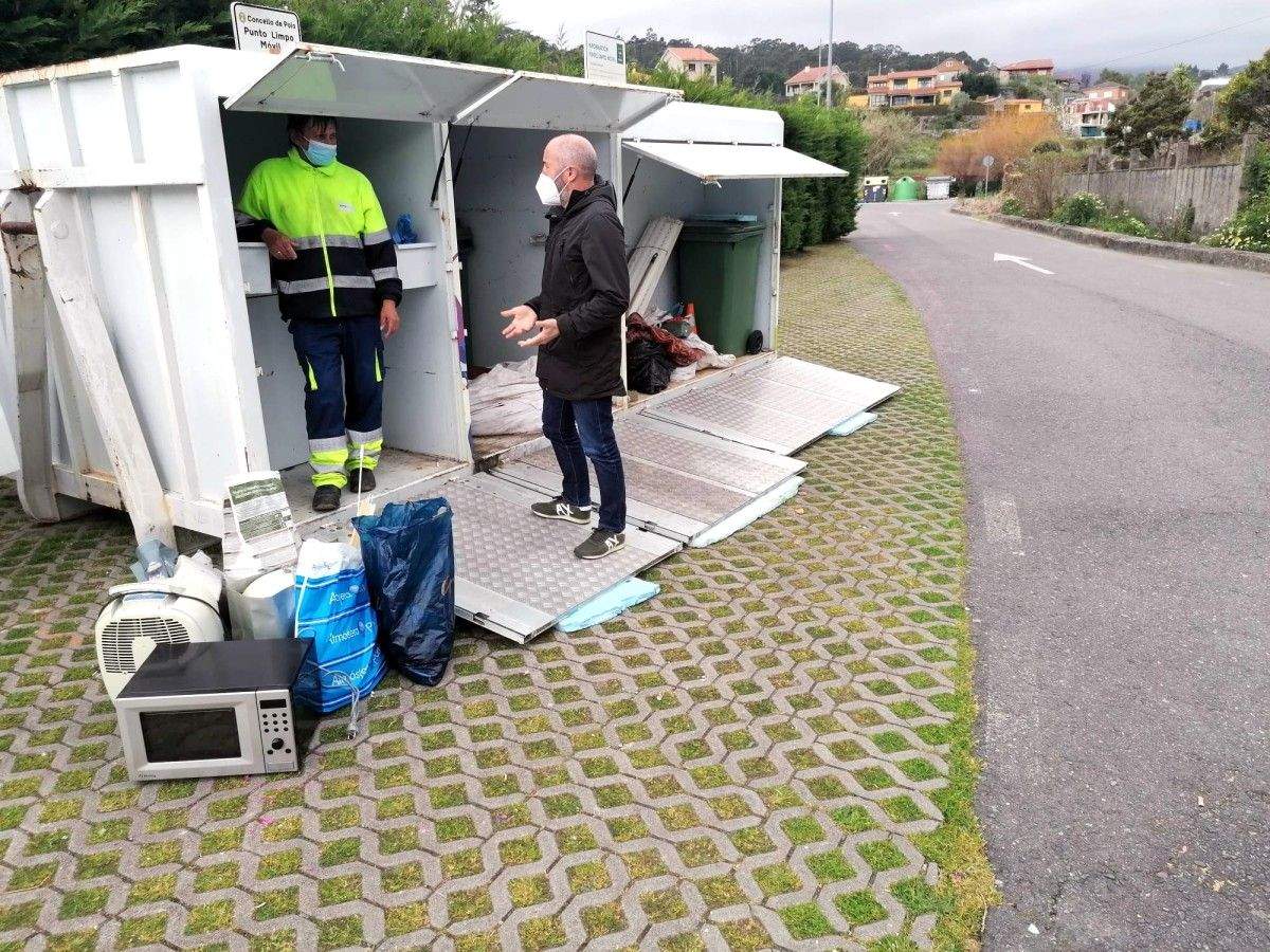 O concelleiro Julio Casás no Punto Limpo Móbil de Poio