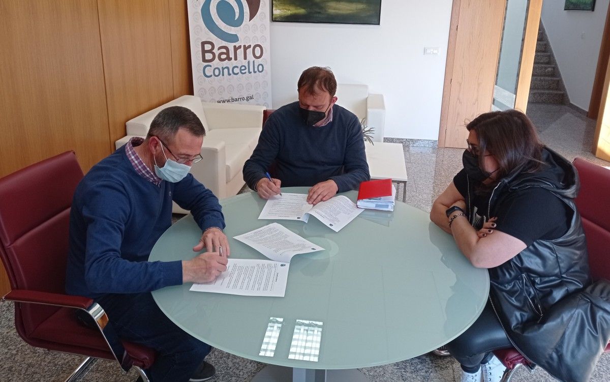 Sinatura do convenio de colaboración entre o Concello de Barro e o Barro CF