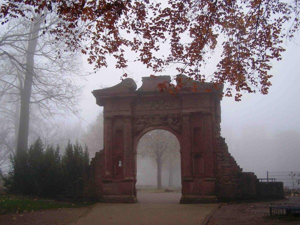 Porta do castelo entre a néboa