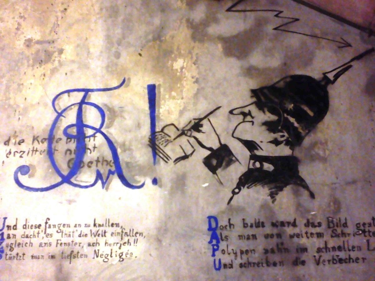 Detalles de pintadas no cárcere de estudantes