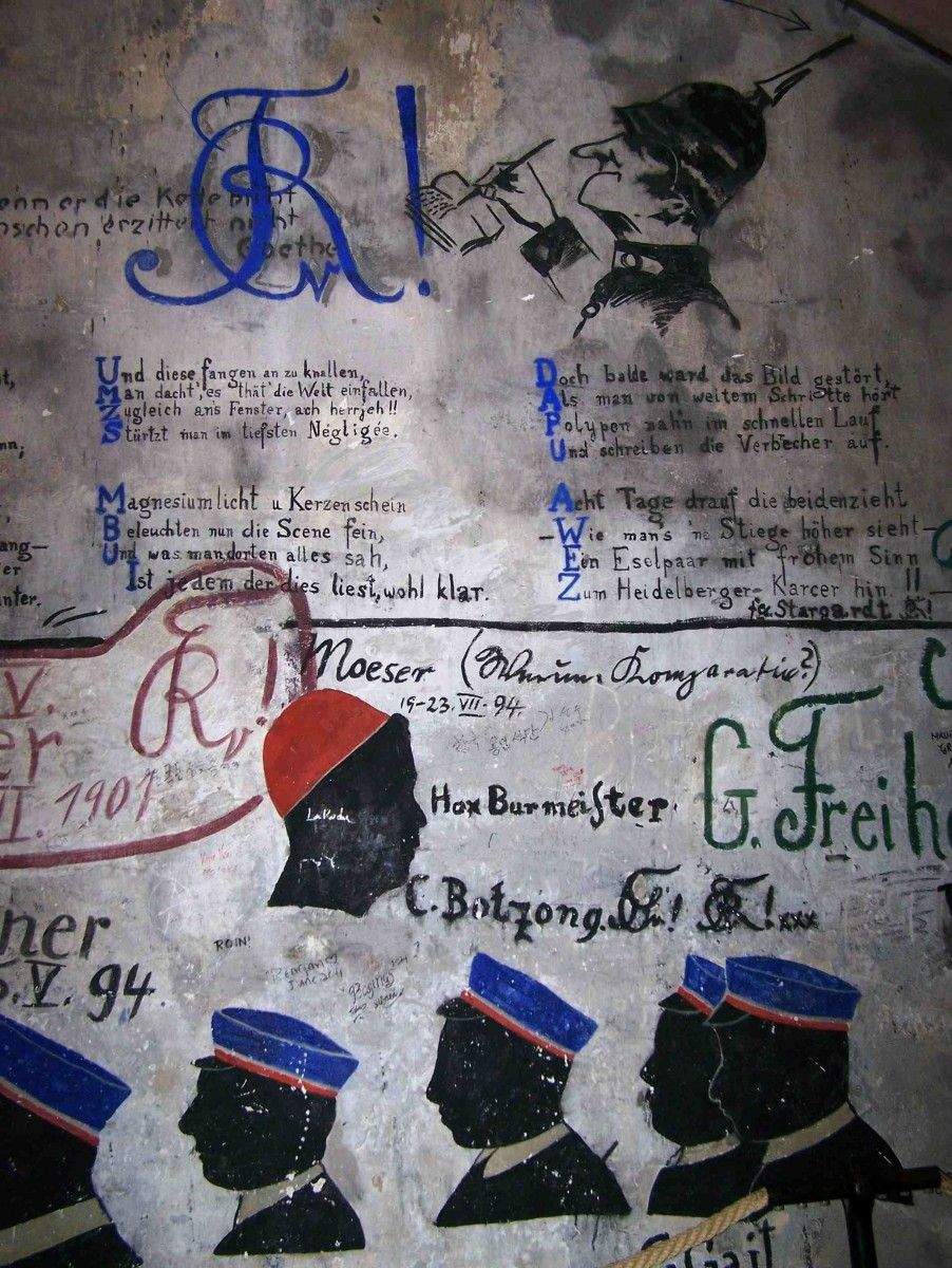 Detalles de pintadas no cárcere de estudantes