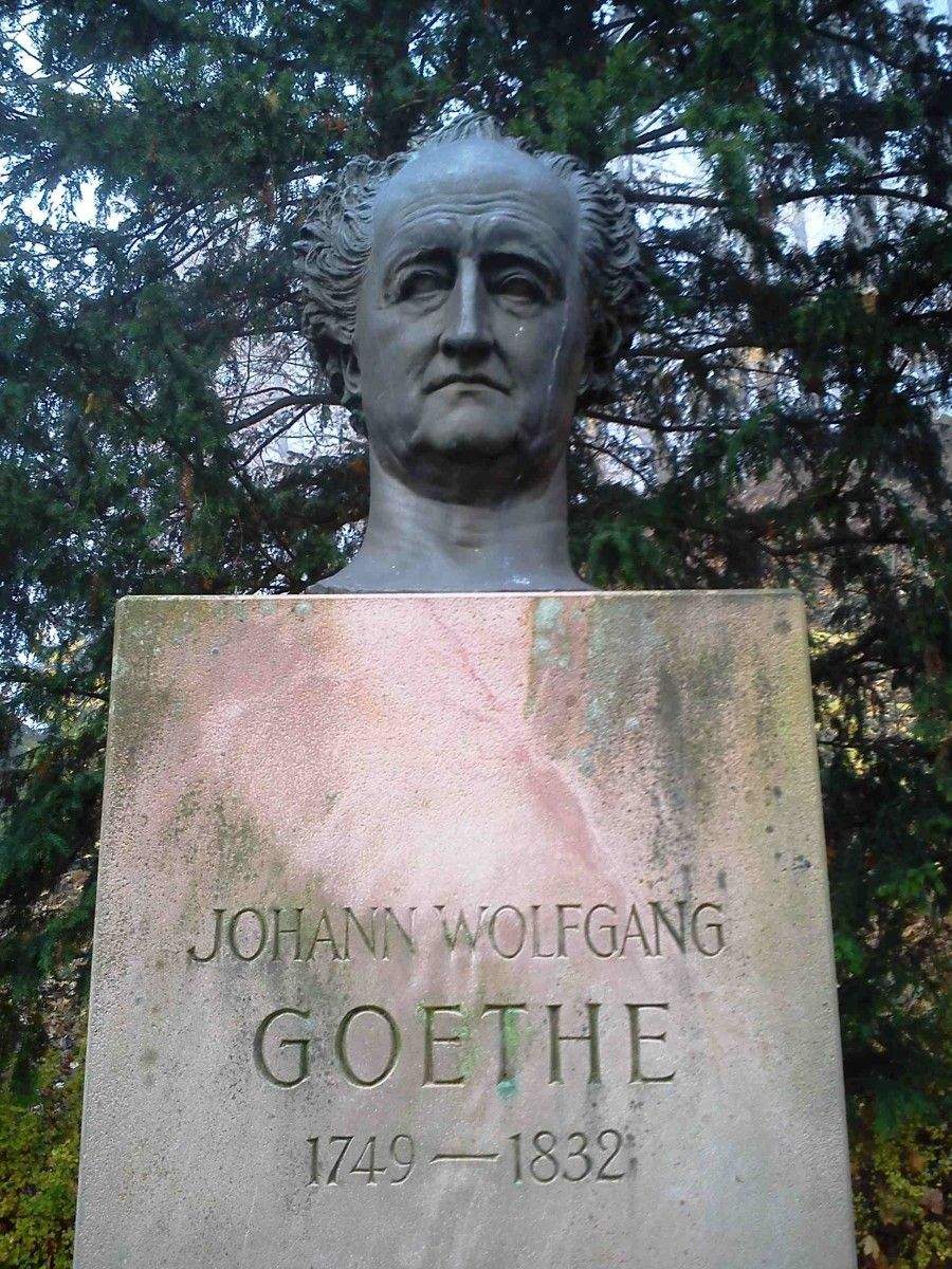 Busto de Goethe nos xardíns do castelo