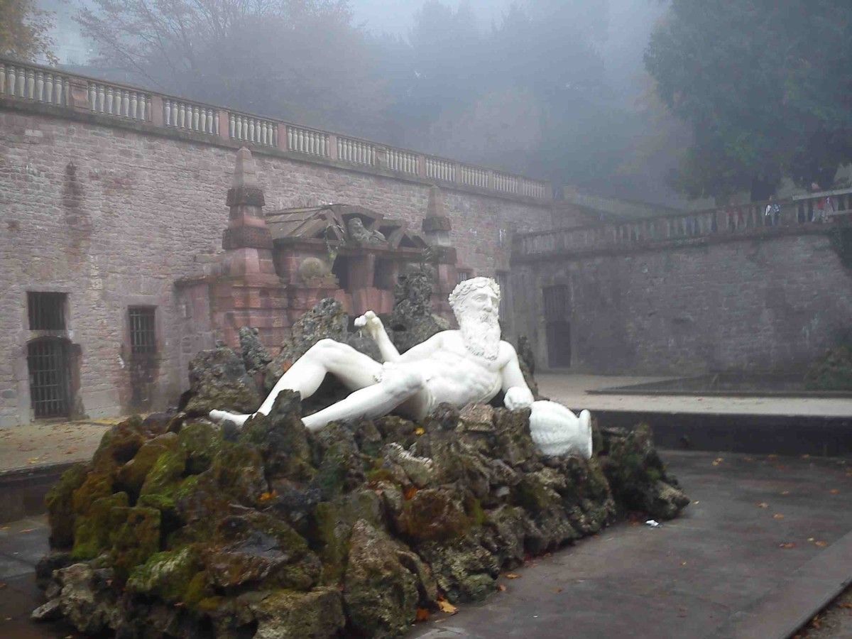 Fonte nos xardíns do castelo