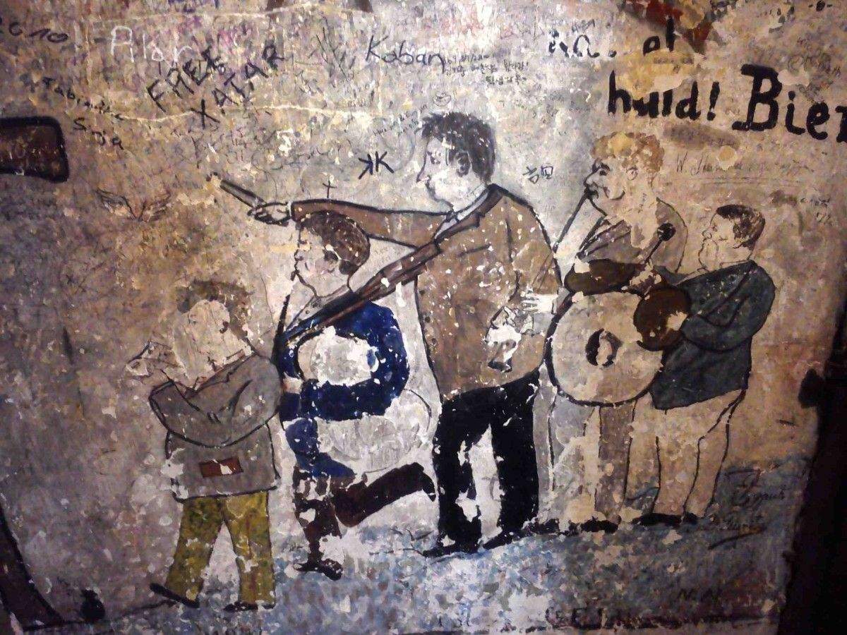 Detalles de pintadas no cárcere de estudantes 