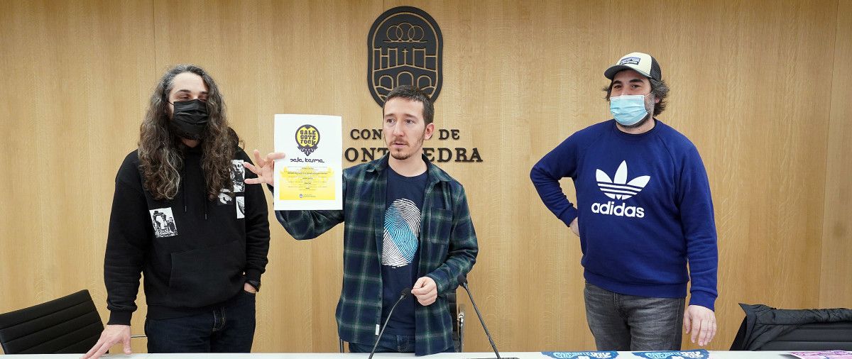 Gero Costas, Alberto Oubiña e Marcos Rivas mostrando o primeiro cartel do Galegote Rock